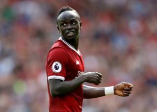 Sadio Mané envoie 300 maillots de Liverpool à son village