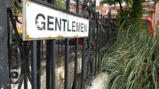Джентльмены подписывают за пределами общественного удобства в Саут-Энд-Грин возле Хэмпстед-Хит, север Лондона