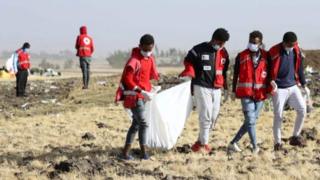 Abagize itsinda ryo gushakisha no gutanga ubutabazi batwaye bimwe mu bisigazwa by'abazize iyi mpanuka