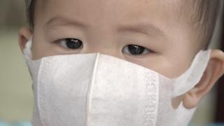 ภาพเด็กทารกใส่หน้ากากอนามัยป้องกันหมอกควันจากไฟป่าภาคเหนือ