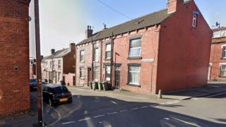 Leeds: Attempted Murder Arrest After Gun Fired At Car - BBC News