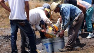 Hombres roban combustible de un ducto
