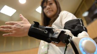 Mujer vistiendo un brazo robotizado