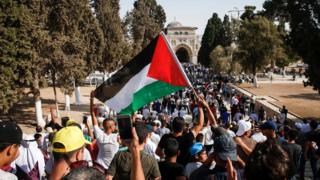 الفلسطينيون يدخلون باحات المسجد الأقصى بعد تراجع إسرائيل عن إجراءاتها الأمنية