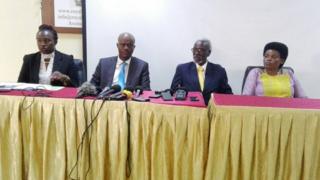 Kuva i bubamfu, umunyamategeko Ann Abeja, umunyamabanga mukuru wa EAC, Libérat Mpfumukeko, Dr A.M Kirunda arongoye inama y'abashikiranganji na Ndahayo Isabelle, umushikiranganji w'u Burundi wa EAC