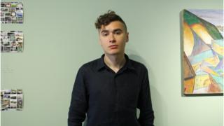 Микита Кадан, робота Лади Наконечної "Град" (ліворуч) і картина Олександра Богомазова "Глубочиця"