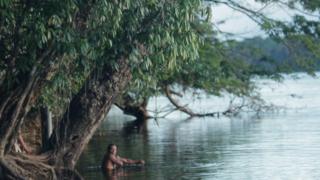 indígena pemón tomando banho de rio