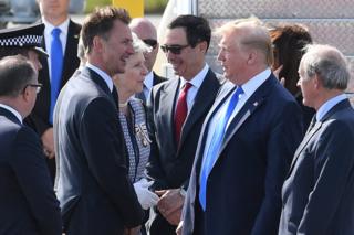 El secretario de Relaciones Exteriores, Jeremy Hunt, saluda al presidente Trump en el aeropuerto de Stansted.