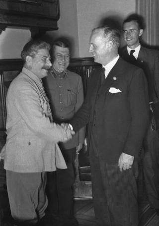 Stalin. Josef Stalin, (trái) nhà độc tài Liên Xô, bắt tay Ngoại trưởng Đức Joachim Von Ribbentrop sau lễ ký hiệp ước hữu nghị, còn gọi là Hiệp ước Ribbentrop-Molotov, ở Moscow tháng 8/1939. Hai bên cùng thỏa thuận trong biên bản mật là sẽ cùng nhau chia đôi Ba Lan.