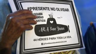 Родственник одного из погибших на подводной лодке ARA San Juan во время марша в Буэнос-Айресе, Аргентина, 15 мая 2018 года, через шесть месяцев после того, как он пропал без вести