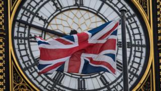 Bandera británica frente al Big Ben.
