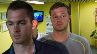 Gunnar Bentz mu kubamfu na Jack Conger bumvirijwe n'igipolisi ca Rio