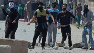 Столкновения протестующих в Кашмире с индийскими силами безопасности возле избирательного участка в Сринагаре 9 апреля 2017 года.