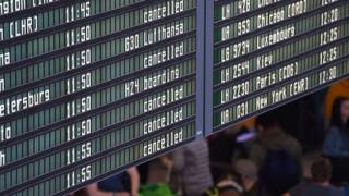 Табло у стенда Lufthansa в аэропорту