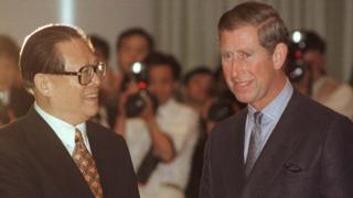 江泽民与英国王储查尔斯在中英政权交接前的晚宴上会面。
