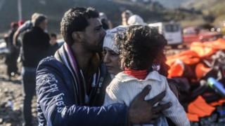 Pendatang dari Suriah tiba di Pulau Lesbos, Yunani setelah menyeberang dari Turki.