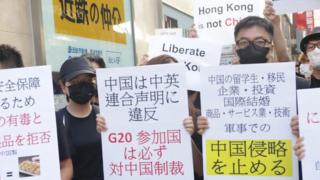 在大阪鬧市示威的香港青年:「求助特朗普是最好辦法」