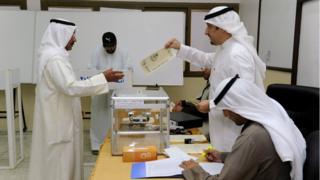 مقترعون كويتيون يدلون بأصواتهم