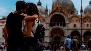 couple dey kiss