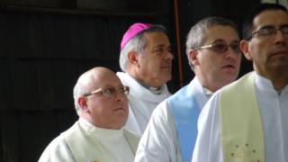 El obispo Barros se prepara para iniciar la misa. Foto: Francisco Jiménez de la Fuente