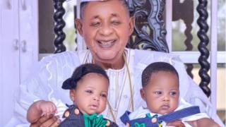 Alaafin gbe ibeji obinrin to bi lọwọ