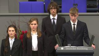 El estudiante ruso Nikolai Desyatnichenko habla al Bundestag Alemán en Berlín el 17 de noviembre de 2017 (Foto: Parlamento alemán)