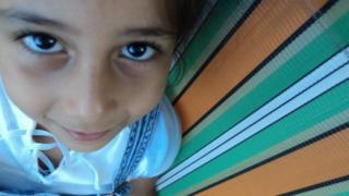 niña sobre tejido rayado