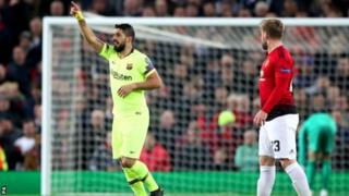 Luis Suarez oo debaaldegaya kaddib markii uu kubad uu madaxa ku dhuftay shabaqa sii galiyay Luke Shaw
