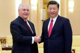 习近平(右)与蒂勒森(左)在人民大会堂握手(19/3/2017)