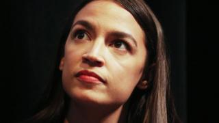 Cô Alexandria Ocasio-Cortez một thành viên Dân chủ Xã hội mới 28 tuổi đã bất ngờ thắng Dân biểu lão thành Joseph Crowley tại New York