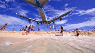 Un avion qui va atterrir à l'aéroport Princesse Juliana est l'attraction des touristes sur la plage de Sint Maarten