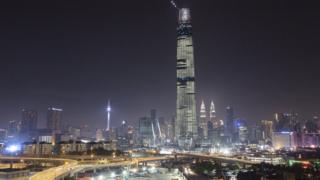 Горизонт города Куала-Лумпур с башней обмена Тун Разак в 2018 году