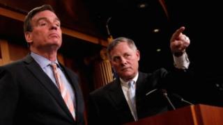 Le démocrate Mark Warner (G) et Richard Burr, le président du Comité du renseignement du Sénat