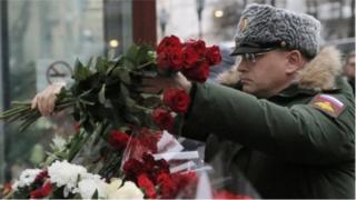 Đặt hoa bên ngoài trụ sở của dàn đồng ca Alexandrov ở Moscow