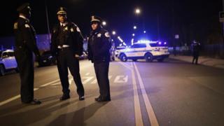 Tres policías en una calle cerrada, de noche
