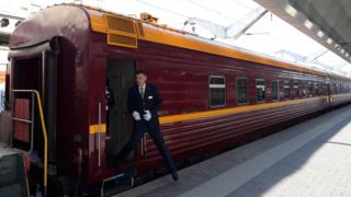 El conductor del tren turístico ruso que viaja por el Ártico se asoma desde la formación.
