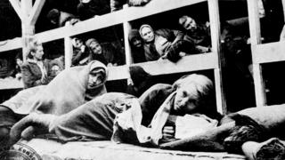 Жене у Аушвицу убрзо после уласка совјетских трупа, 1945