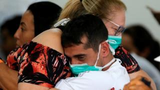 Pessoas usando máscaras no hospital de Brasília, na Asa Norte