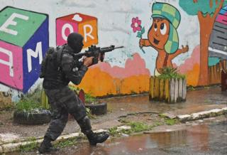 Militar de força especial na Vila Kennedy, no Rio