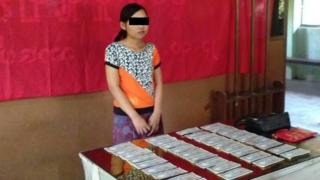 သမီးနဲ့တွေ့ရတယ်။ သမီးကိုတော့ အချုပ်ခန်း ထဲမှာ ပေါ့နော် ထည့်ထားတယ်