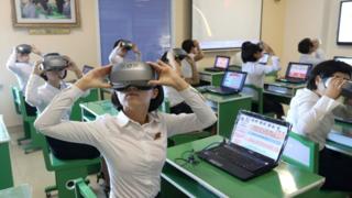 지난 7일 평양에서 학생들이 컴퓨터 교육과 VR교육을 받고 있다