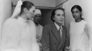 Perancang mode Pierre Cardin dengan para peragawati pada tahun 1971.