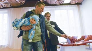 голосующий мужчина