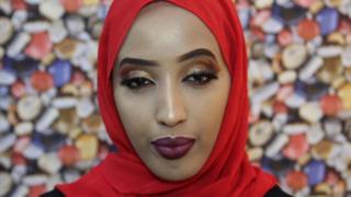 Ikran Cali oo kamid ah gabdhaha isticmaala Make-up