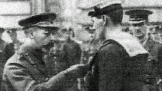 William Williams yn derbyn y Groes Fictoria yn 1917