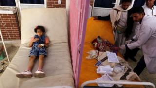 Yemeni doctors dey treat sick pickin