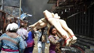 in_pictures Women rescue mannequins from Balogun market in Lagos, Nigeria - Wednesday 29 January 2020
