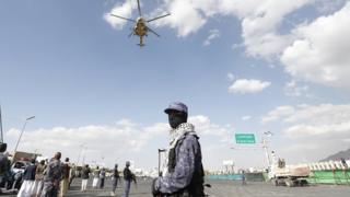 Houthis-operated helicopter flies over Houthi troopers