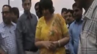 কর্মকর্তাদের ইভিএম পরীক্ষা করার এ ভিডিওটি গত সপ্তাহে সোশ্যাল মিডিয়ায় ব্যাপকভাবে ছড়িয়ে পড়ে।