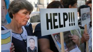 люди вимагають звільнення українських полонених з "ДНР"